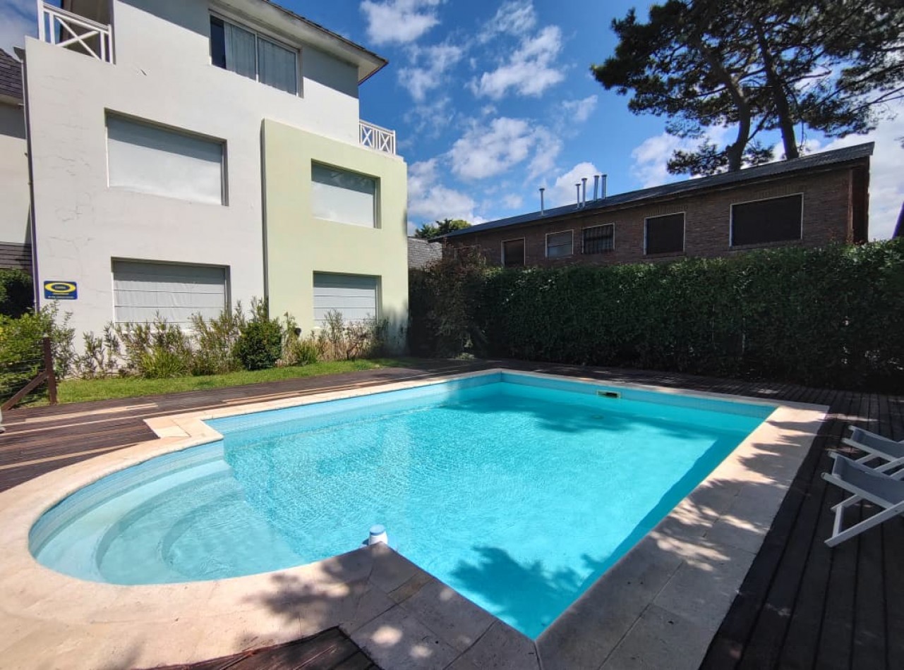 DUPLEX CUATRO AMBIENTES EN ALQUILER ANUAL - PINAMAR CENTRO 
