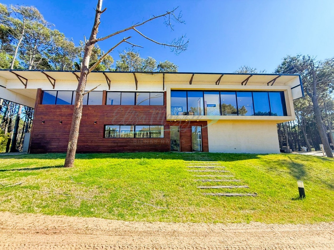 CASA EN VENTA A METROS DEL MAR - VILLA ROBLES