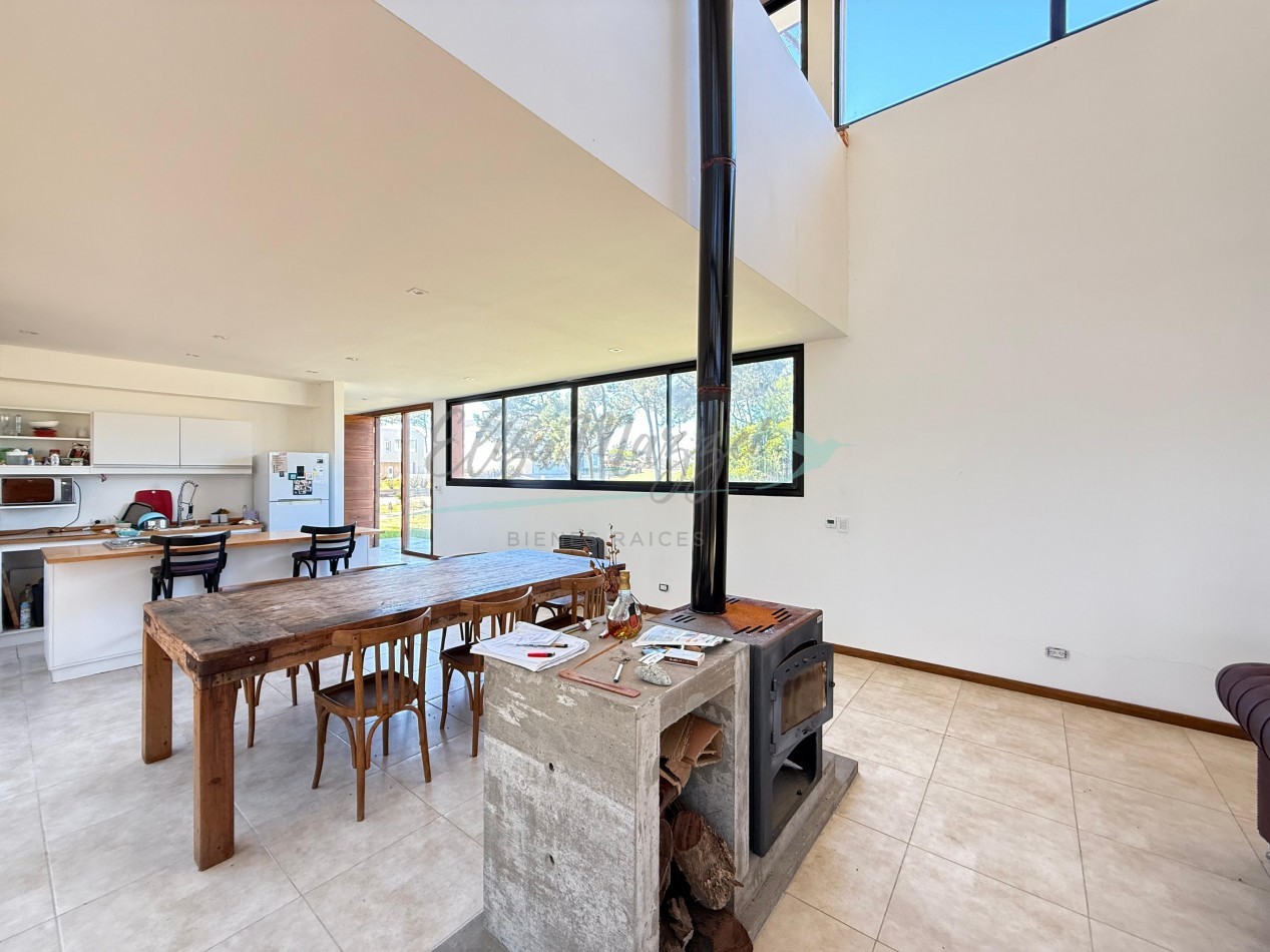 CASA EN VENTA A METROS DEL MAR - VILLA ROBLES