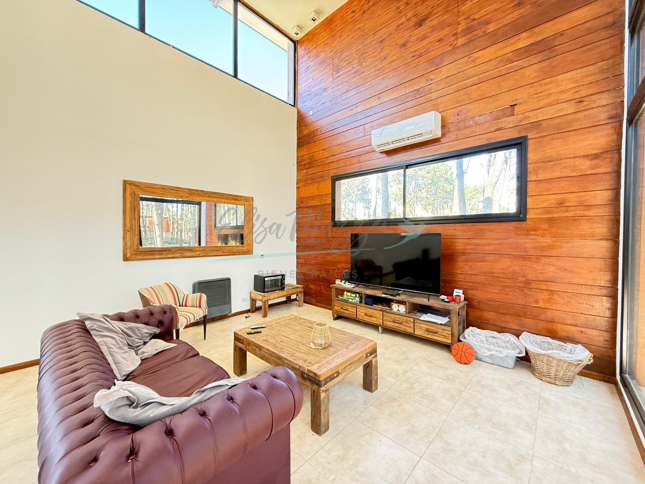 CASA EN VENTA A METROS DEL MAR - VILLA ROBLES