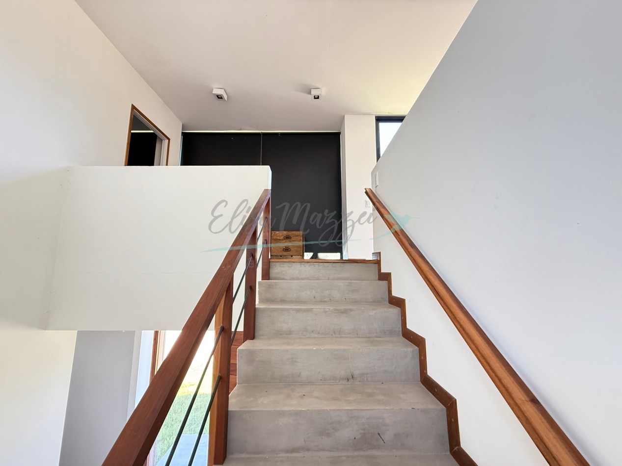 CASA EN VENTA A METROS DEL MAR - VILLA ROBLES